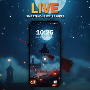 Puede incluir: Un fondo de pantalla animado para teléfono inteligente con temática de Halloween con una bruja volando en una escoba frente a una luna llena y un pueblo espeluznante. El fondo de pantalla muestra un reloj digital que marca las 10:26 y la fecha sábado 21 de septiembre.
