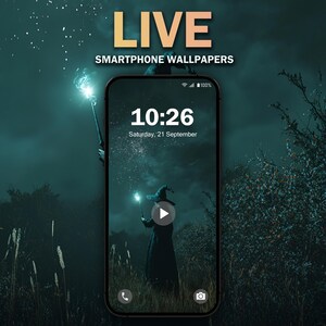 Puede incluir: Un fondo de pantalla para smartphone que presenta una escena oscura y mística con un mago sosteniendo una varita mágica brillante. La hora es 10:26, sábado 21 de septiembre. El fondo de pantalla tiene una función de animación en vivo.