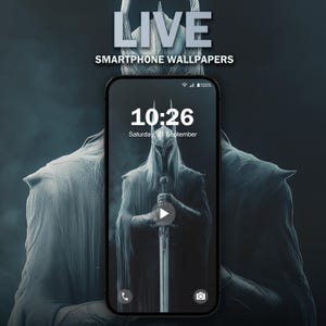 Op de afbeelding: Een donkergrijze smartphone met een live wallpaper van een figuur in een witte robe die een zwaard vasthoudt. De tijd is 10:26 en de datum is zaterdag 21 september.