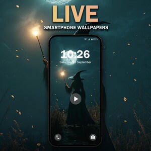 Puede incluir: Un teléfono inteligente que muestra un fondo de pantalla en vivo con una bruja sosteniendo una varita brillante en un entorno de bosque oscuro. La hora es 10:26 y la fecha es sábado 1 de septiembre.