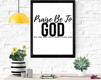 Könnte beinhalten: Schwarz-weißes druckbares Wandbild mit dem Text "Praise Be To GOD The One And Only True Living God". Das Kunstwerk ist gerahmt und hängt an einer weißen Backsteinwand.