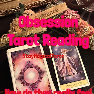 Puede incluir: Una configuración de lectura de tarot con dos cartas de tarot, una con un diseño floral rosa y la otra que representa a una mujer bajo las estrellas. El texto "Obsession Tarot Reading" y "How do they really feel" está superpuesto.