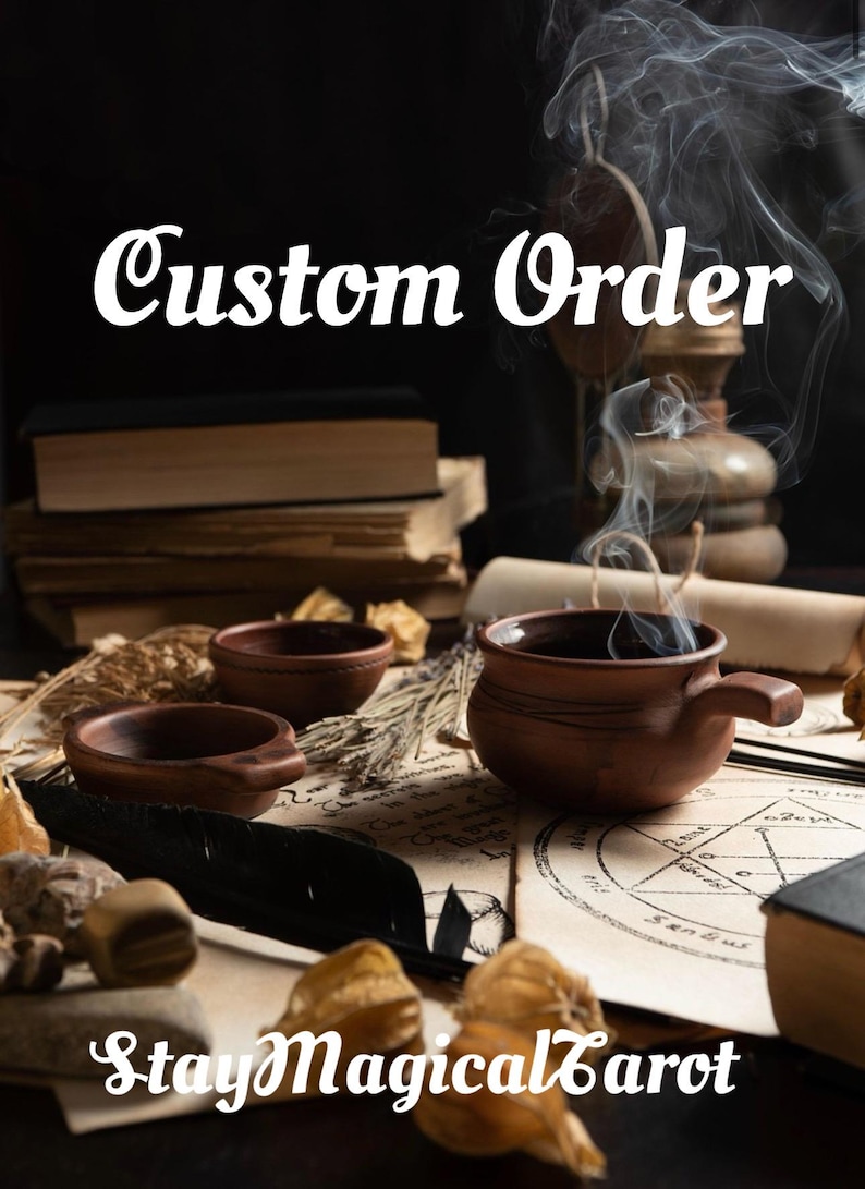 Puede incluir: Un cuenco de arcilla marr&oacute;n con asa que emite humo, acompa&ntilde;ado de dos cuencos m&aacute;s peque&ntilde;os a juego, libros apilados, hierbas secas y un pergamino con un diagrama geom&eacute;trico. El texto dice Custom Order y StayMagicalTarot.