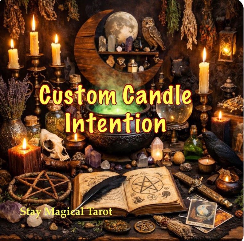 Puede incluir: Un conjunto con un caldero negro con luz verde, un libro abierto con un pentagrama, un estante de madera en forma de luna creciente con cristales, un b&uacute;ho, un cuervo, velas, hierbas secas y cartas de tarot. El texto dice Custom Candle Intention Stay Magical Tarot.