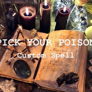 Könnte beinhalten: Ein aufgeschlagenes Buch mit dem Titel Magic Spells und dem Text PICK YOUR POISON Custom Spell, umgeben von drei brennenden Kerzen, einem Zweig-Pentagramm, verschiedenen Kristallen, Runensteinen, einer Glasflasche mit Lichterkette und einer Feder.