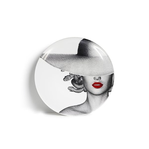 Fashion Medusa Plate – Decorative Porcelain Wall Art – Red Lips Face Plate – Greek Mythology – 23cm Bold Gift – Stylish Gorgon Decor