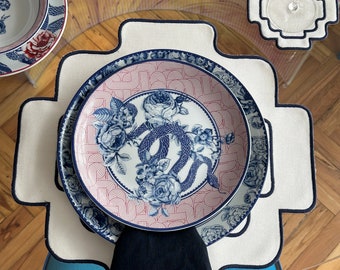 Plato llano de porcelana, plato para servir, decorado con rosas y serpientes, impreso a mano en porcelana de 23 cm / 9″, regalo para la familia, inauguración de la casa
