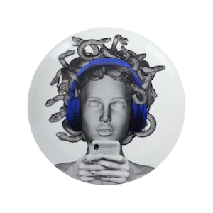Modern Medusa Plate – Decorative Porcelain Wall Art – Greek Myth Face Plate – Music-Inspired Gift – 23cm Bold Decor