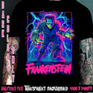 Puede incluir: Camiseta negra con un gráfico de neón de Frankenstein, posando contra rayos azul eléctrico. La palabra "FRANKENSTEIN" está en rosa. El diseño tiene un estilo de cómic. La imagen tiene un tema oscuro y colorido.