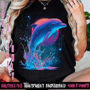 Puede incluir: Camiseta negra con un gráfico de neón de un delfín saltando fuera del agua, sobre un fondo de puesta de sol retro. El diseño presenta colores azules y rosas, con las palabras "AUTHENTIC" y "DARK COLORS ONLY" visibles.