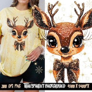 Puede incluir: Una ilustración digital de un reno de dibujos animados con grandes ojos marrones, una nariz marrón brillante y un lazo de purpurina dorada. El reno está sobre un fondo blanco con estrellas de purpurina dorada.