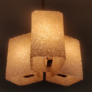 Luminaria triple escandinava de lucite, latón y madera