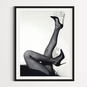 ヴィンテージの高級ファッションポスター、白黒の王冠とハイヒール、高級ファッションストアのプリント、高級プリント、女性の脚のファッションプリント