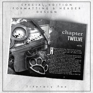 Puede incluir: Una imagen en blanco y negro de un libro abierto en un capítulo titulado "Capítulo Doce" con la palabra "nicky" debajo del título. El texto de la página trata sobre la felicidad y el trauma. La imagen también muestra una pistola y una porra.