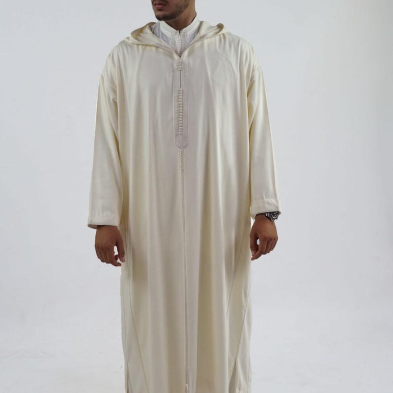 Moslimjongen Die Witte Djellaba-het Vieren Ramadan Dragen Stock Foto - Image of arabisch