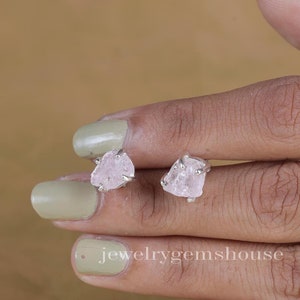 Clous d&#39;oreilles en quartz rose brut, boucles d&#39;oreilles en argent sterling 925, pierre de naissance de janvier, clous de pierres précieuses roses, clous d&#39;oreilles faits main, boucles d&#39;oreilles bohèmes