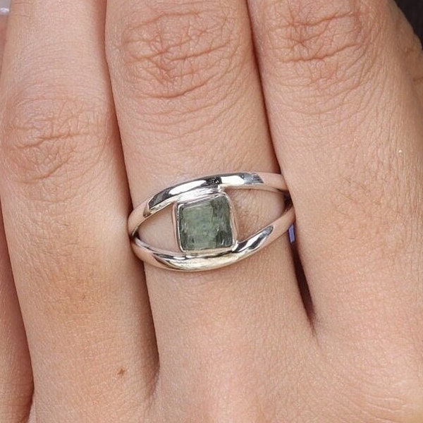 Raw Green Kyanite Ring, 925 Sterling Silver Ring, Rough Gemstone Ring, Split Band Ring, Minimalist Jewelry, Handmade Ring, Birthday Gift