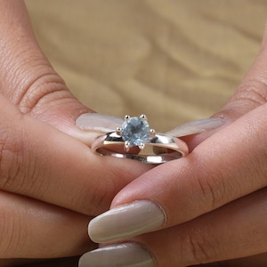 Bague topaze bleue, bague en argent sterling 925, pierre de naissance de mars, bague pour femme, bijoux minimalistes, bague faite main, bague faite main avec pierres précieuses