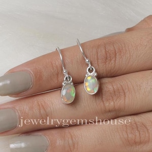 Äthiopische Opalohrringe, 925 Sterlingsilberohrringe, zierliche Ohrringe, baumeln Tropfenohrringe, facettierte Ohrringe, personalisiertes Geschenk für Frauen