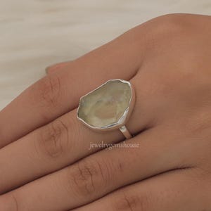 天然リビアングラスリング、925スターリングシルバーリング、原石リング、ステートメントリング、女性用リング、ハンドメイドシルバージュエリー、彼女へのギフト