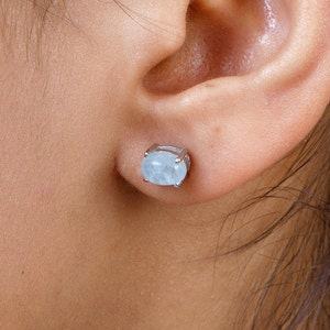 Boucles d'oreilles ovales aigue-marine, cartilage en argent sterling, pierre précieuse naturelle non coupée, minuscule petite paire de boucles d'oreilles, clous d'oreilles vintage aigue-marine 925