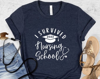 Ik overleefde Nursing School 2022 T-Shirt, Nursing School Graduation Gift, RN Grad, Nursing Student Tee, Funny Nurse Shirt