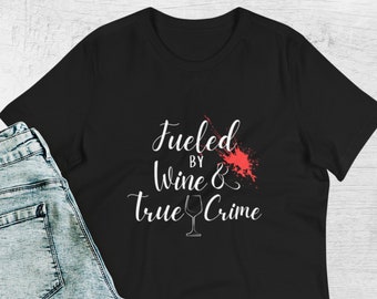 Gevoed door Wijn & Misdaad Shows Women's T-Shirt, Funny Murder Shirt, Crime Shows Tee, True Crime, Horror Series Shirt, Crime Addict