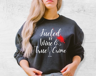 Gevoed door Wijn & Misdaad Shows Women's T-Shirt, Funny Murder Shirt, Crime Shows Tee, True Crime, Horror Series Shirt, Crime Addict