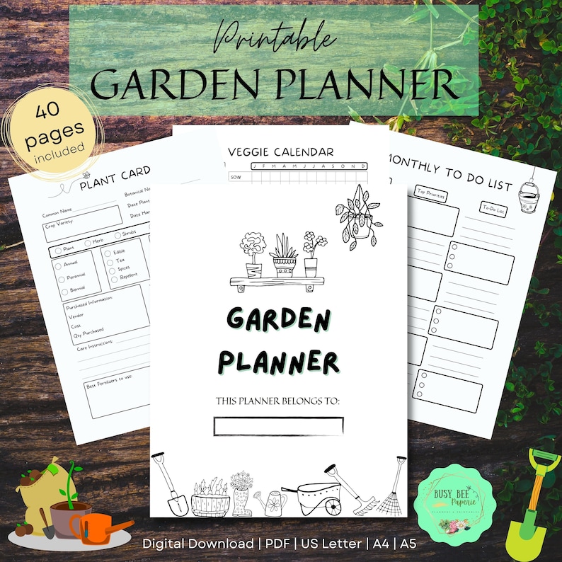Puede incluir: Planificador de jard&iacute;n imprimible con 40 p&aacute;ginas, que incluye una tarjeta de plantas, un calendario de verduras y una lista de tareas mensuales. El planificador presenta una ilustraci&oacute;n en blanco y negro de plantas en macetas y herramientas de jardiner&iacute;a.
