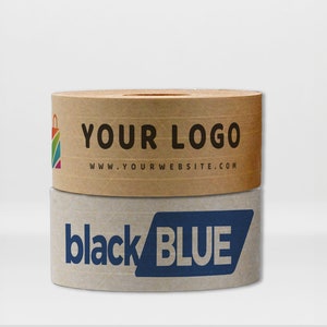 Peut inclure: Deux rouleaux de ruban adhésif empilés. Le rouleau supérieur est marron avec le texte "YOUR LOGO" et une adresse de site web. Le rouleau inférieur est gris avec les mots "black BLUE".