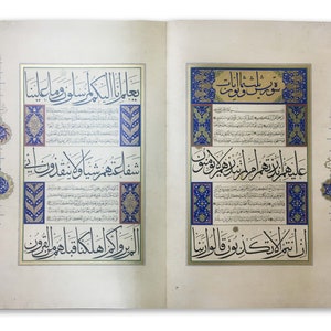 K&ouml;nnte beinhalten: Ein aufgeschlagenes Buch mit zwei Seiten komplexer arabischer Kalligrafie in schwarzer Tinte. Der Text ist von verzierten rechteckigen Rahmen mit blauen, goldenen und wei&szlig;en Blumenmustern umgeben. Dekorative kreisf&ouml;rmige Motive zieren die R&auml;nder.