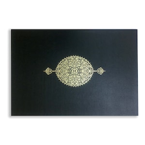 K&ouml;nnte beinhalten: Eine rechteckige schwarze Schachtel mit einem mittig platzierten, filigranen Goldfolien-Design. Das Motiv besteht aus einem kreisf&ouml;rmigen, kunstvollen Ornament mit spitzen, dekorativen Verzierungen, die sich nach links und rechts erstrecken.