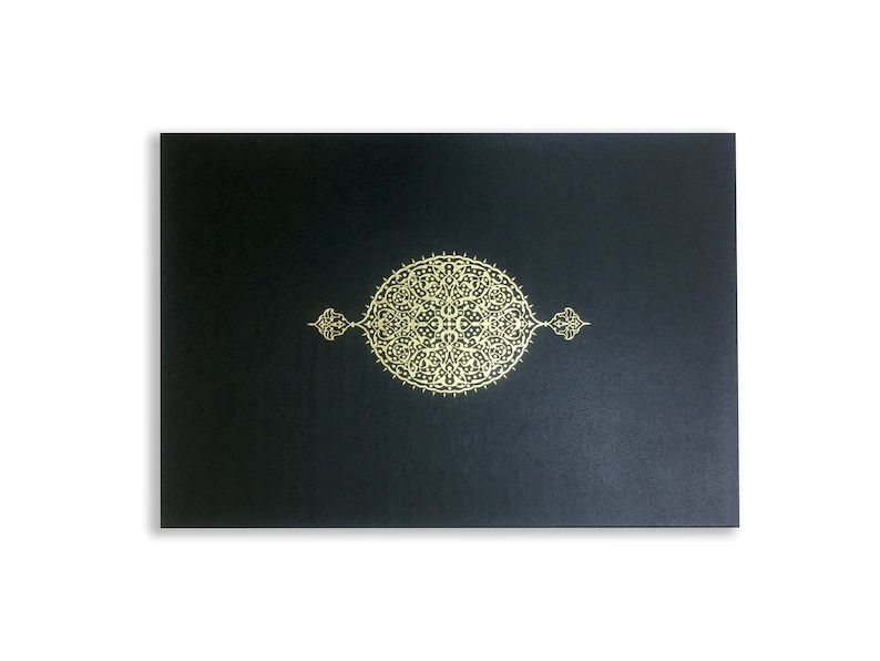 K&ouml;nnte beinhalten: Eine rechteckige schwarze Schachtel mit einem mittig platzierten, filigranen Goldfolien-Design. Das Motiv besteht aus einem kreisf&ouml;rmigen, kunstvollen Ornament mit spitzen, dekorativen Verzierungen, die sich nach links und rechts erstrecken.