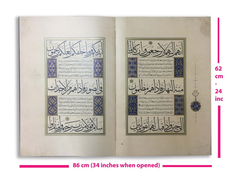 K&ouml;nnte beinhalten: Ein aufgeschlagenes Buch mit komplexer arabischer Kalligrafie auf zwei Seiten, umrahmt von blauen und goldenen Zierr&auml;ndern. Das Buch misst im ge&ouml;ffneten Zustand 62 cm mal 86 cm. Die Seiten enthalten schwarzen Text und detaillierte florale Motive.
