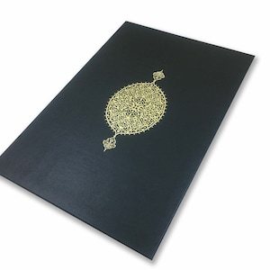 K&ouml;nnte beinhalten: Eine rechteckige schwarze Mappe mit matter Oberfl&auml;che und einem mittig platzierten, komplexen Goldfolien-Emblem. Das Emblem ist ein ovales, kunstvolles Filigran-Design mit spitzen dekorativen Verzierungen oben und unten, zentriert auf dem Vorderdeckel.