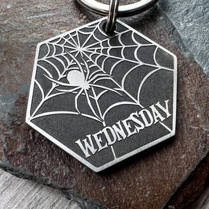 SPIDERWEB Halloween-hondennaamplaatje, herfstherfst huisdier-ID-tag sleutelhanger, op maat gemaakte dikke messing stalen kraagbedel, cadeau voor hond, spinnenwebtag
