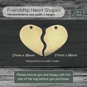 Puede incluir: Dos etiquetas de metal en forma de coraz&oacute;n de color dorado, cada una mide 27 mm x 38 mm. Los corazones est&aacute;n divididos en dos, con un peque&ntilde;o agujero en la parte superior de cada pieza. El texto "Friendship Heart Shapes" y "Measurements are width x height" se muestra sobre los corazones. El texto "TAG & TAILOR" se muestra en la esquina superior derecha.