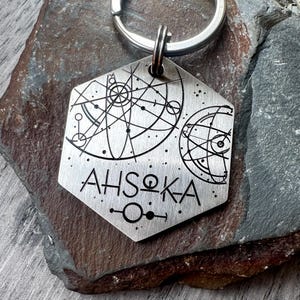 Médaille pour chien, carte des étoiles célestes galactiques, médaille pour chien planètes galaxie de l'espace, médaille d'identification gravée personnalisée pour animal de compagnie, porte-clés collier durable de qualité