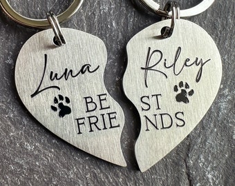 Dos llaveros con placa de identificación de perro con forma de corazón de la amistad a juego, llavero personalizado para mascota, regalo para amantes de los perros, placa de identificación de acero inoxidable y latón con nombre de perro.