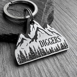 Einzigartige Hundemarke in Bergform, personalisierter Haustiername ID-Schlüsselbund, graviertes massives Messing und Edelstahl, personalisiertes Wandergeschenk