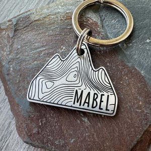 Médaille pour chien avec carte en forme de montagne galloise en Y Fan, porte-clés de carte topographique gravée, porte-clés personnalisé en forme de montagne, médaille d'identification pour animal de compagnie de randonnée au Pays de Galles