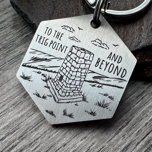Médaille gravée Mountain Trig Point pour chien : cadeau de randonnée personnalisé ou carte d'identité d'animal de compagnie