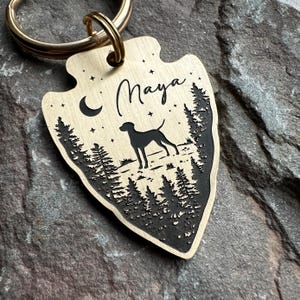 Aanpasbaar hondenraslabel, pijlpunt huisdierlabel, Moon Stars Dog ID-tag, aangepaste Forest Woodland Mountain-sleutelhanger, gepersonaliseerde kraagbedel