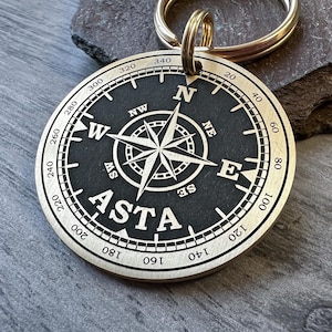 Médaille boussole détaillée pour chien, carte d'identité d'animal de compagnie en métal gravée personnalisée, porte-clés pour collier de randonnée en montagne, Laiton massif/Acier inoxydable