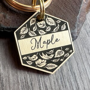 Placa de identificación grabada con hojas de otoño: identificación metálica personalizada para mascotas imagen 1