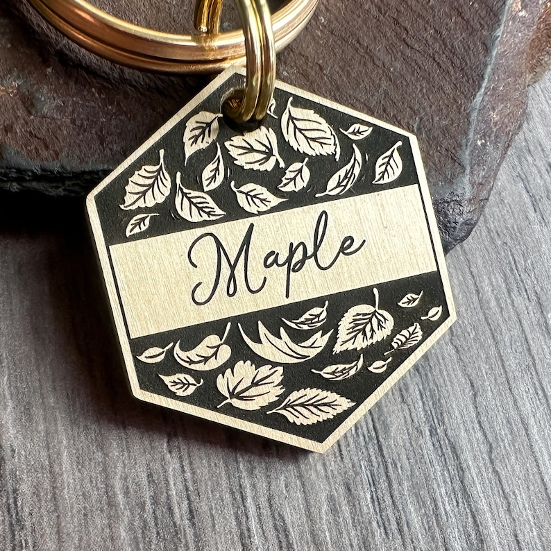 Placa de identificación grabada con hojas de otoño: identificación metálica personalizada para mascotas imagen 1
