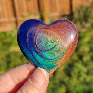 RAINBOW HEART KEEPSAKE// Abrazo de bolsillo de piedra de palma personalizado, Regalo de despedida, Te extraño, Regalo sentimental, Te amo, Regalo de buzón, Corazón de resina