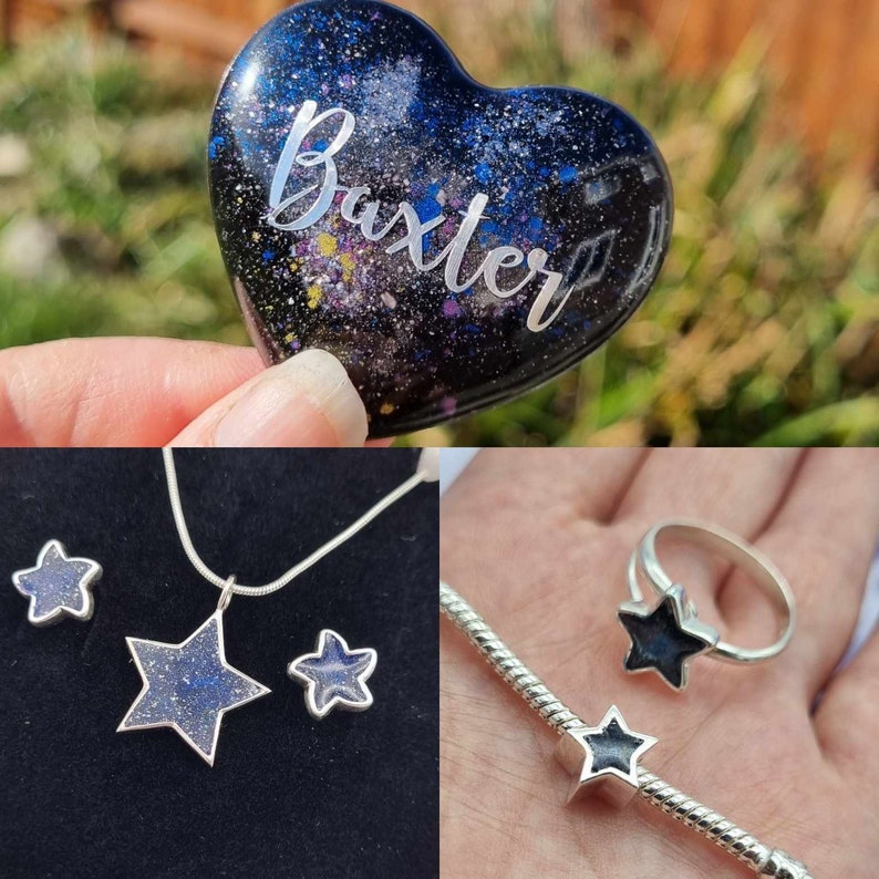 K&ouml;nnte beinhalten: Ein Set silberner sternf&ouml;rmiger Schmuckst&uuml;cke mit einem Galaxie-Design. Das Set beinhaltet eine Halskette mit einem gro&szlig;en Sternanh&auml;nger, ein Paar Ohrringe mit kleineren Sternanh&auml;ngern, einen Ring mit einem Sternanh&auml;nger und ein Charm-Armband mit einem Sternanh&auml;nger. Der Schmuck wird auf einer Hand und einem Tisch pr&auml;sentiert.