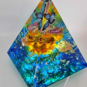 LIGHT UP MEMORIAL Lampe // Kundenspezifische Öko-Harzpyramide, Cremains-Denkmal, Haustierascheandenken, Gedenkandenken, Harzandenken, Trauergeschenk