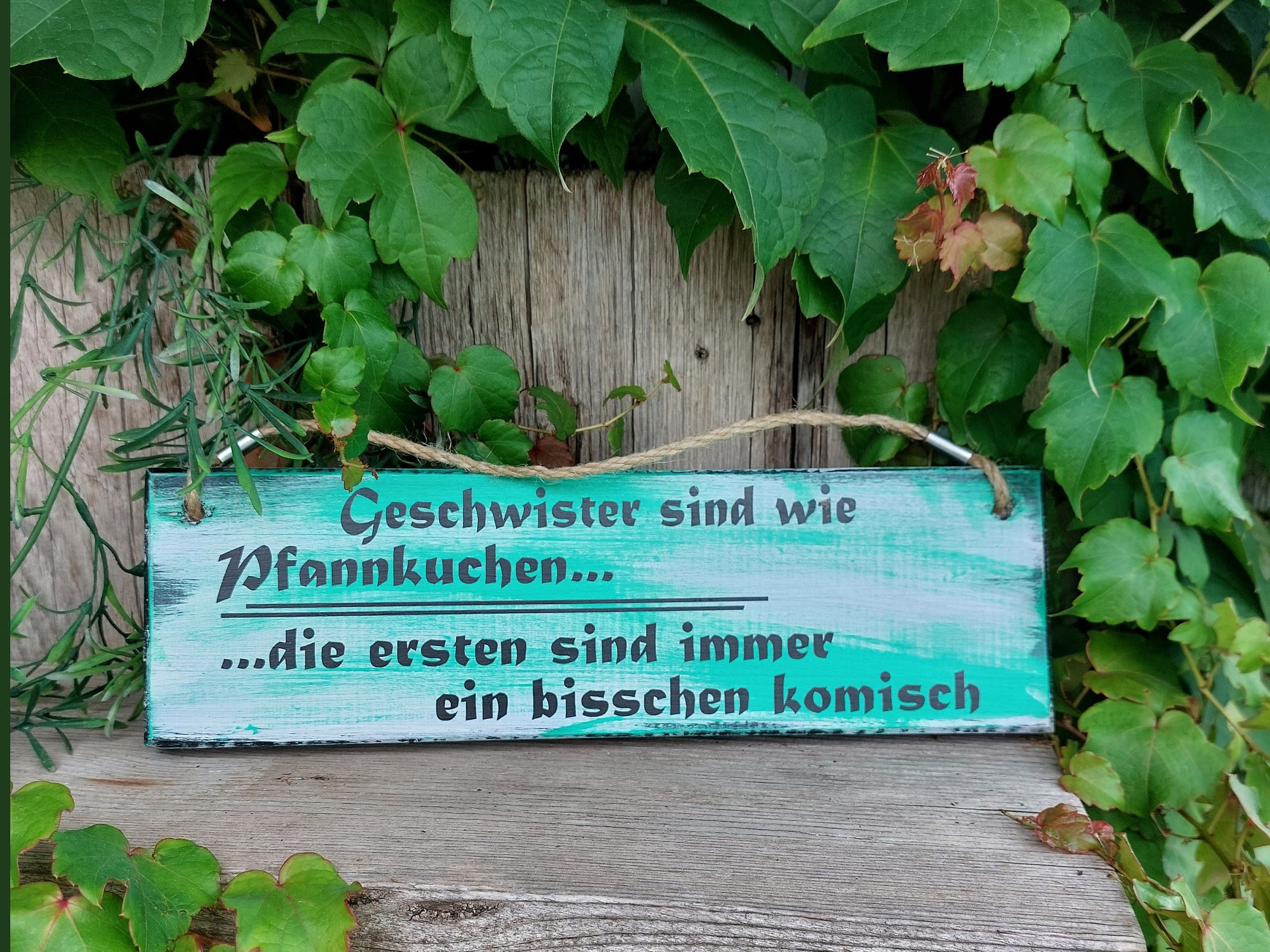 Holzschild mit Spruch Geschwister sind wie Pfannkuchen witziges Geschenk für Bruder und